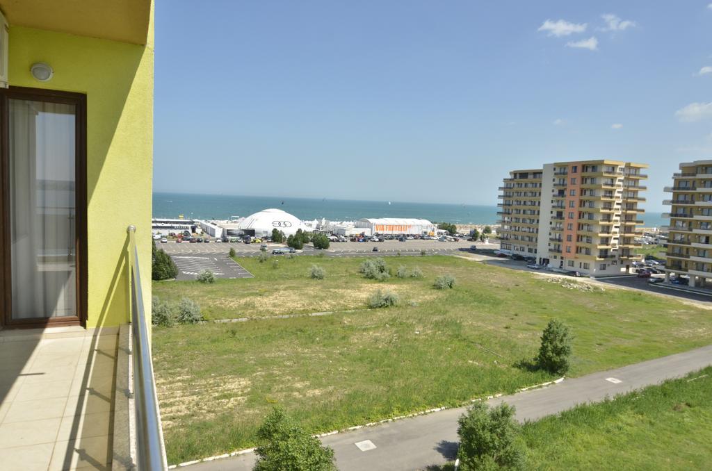 Summerland Happy Blue Apartments Mamaia Exterior photo